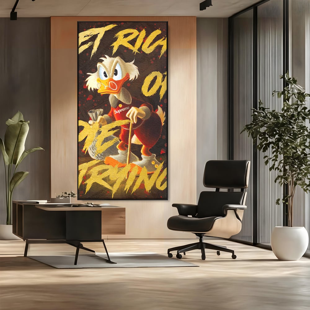 Tablou canvas cu tablou canvas cu scrooge mcduck, in rama de aluminiu negru, pe perete intr-un birou